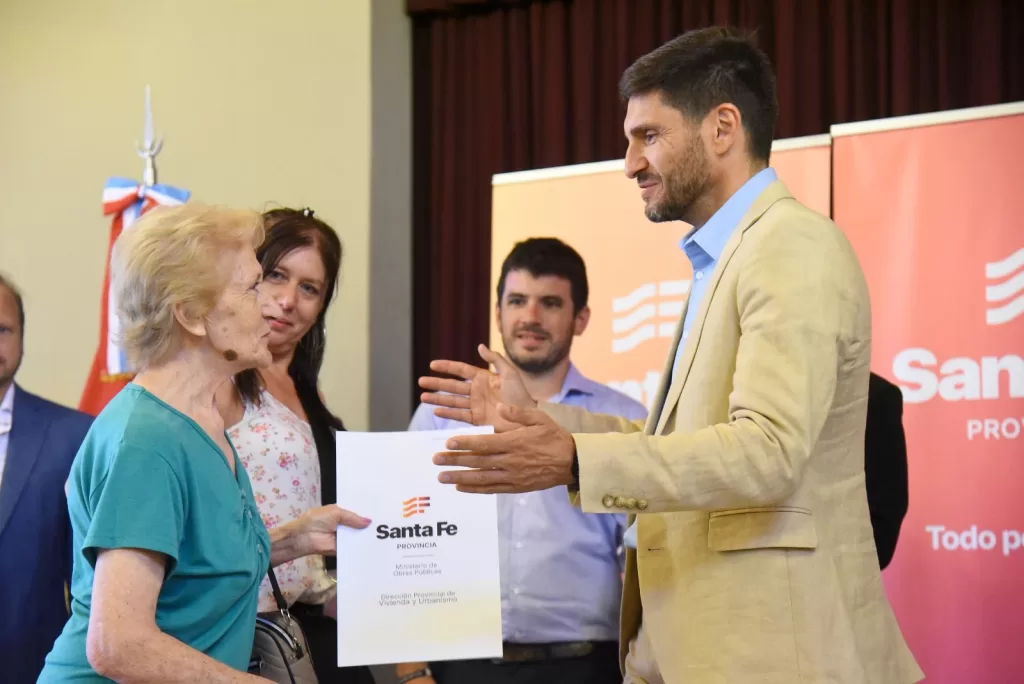 Pullaro firmó convenio para la construcción de viviendas en Venado Tuerto Pullaro firmó convenio para la construcción de viviendas en Venado Tuerto