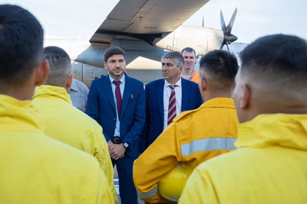 Provincia envió 45 brigadistas para combatir los incendios forestales en Esquel Provincia envió 45 brigadistas para combatir los incendios forestales en Esquel