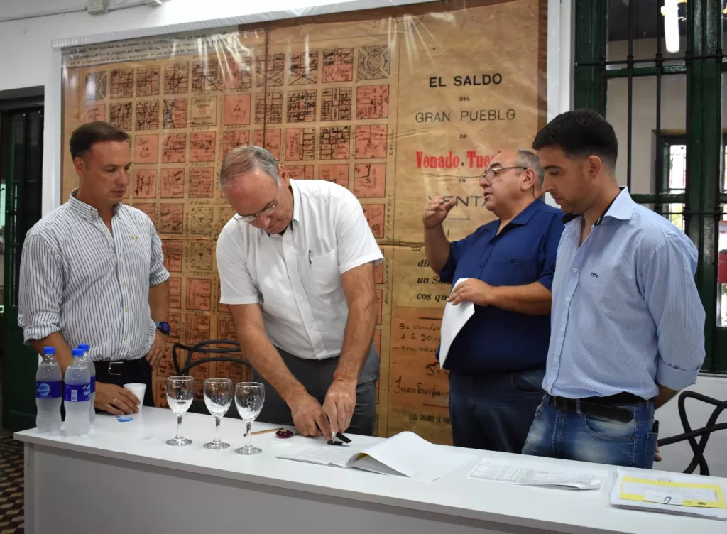 Villa Cañás: Gizzi firmó un convenio con vialidad para realizar bacheos en la Ruta 94 Villa Cañás: Gizzi firmó un convenio con vialidad para realizar bacheos en la Ruta 94