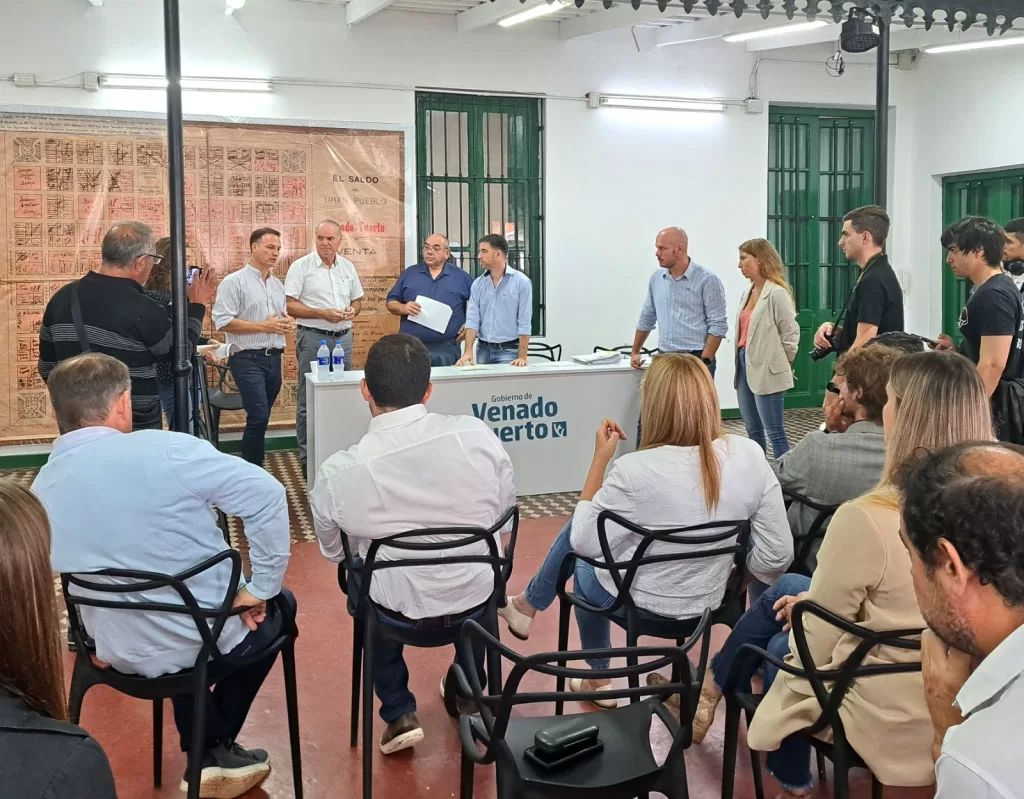 Villa Cañás: Gizzi firmó un convenio con vialidad para realizar bacheos en la Ruta 94 Villa Cañás: Gizzi firmó un convenio con vialidad para realizar bacheos en la Ruta 94