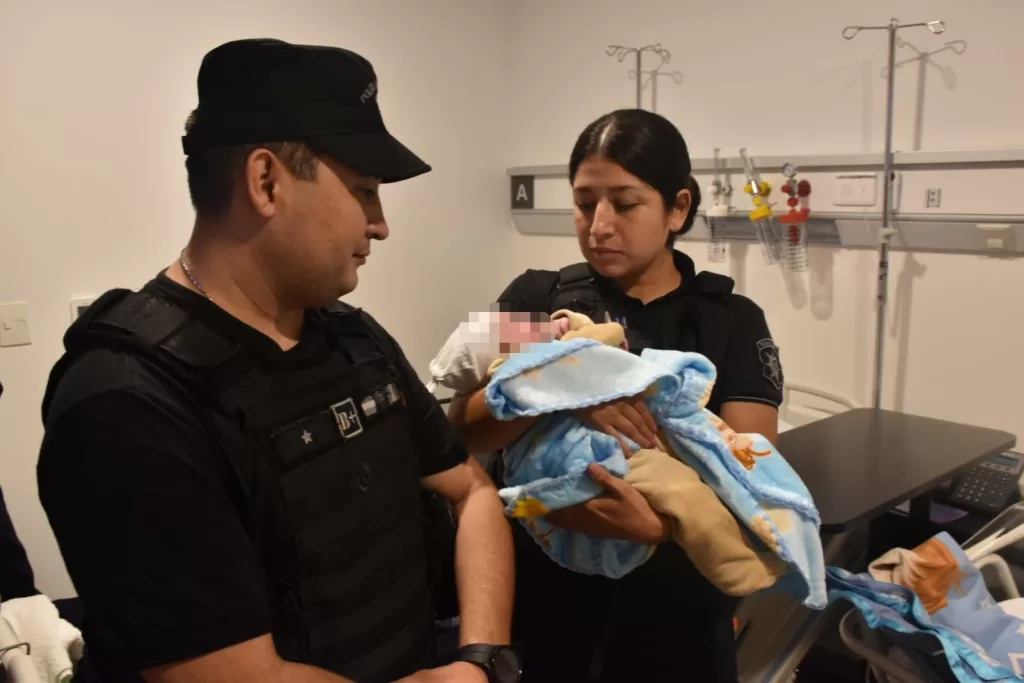 Rosario: Dos policías brindaron asistencia en un parto en medio del temporal