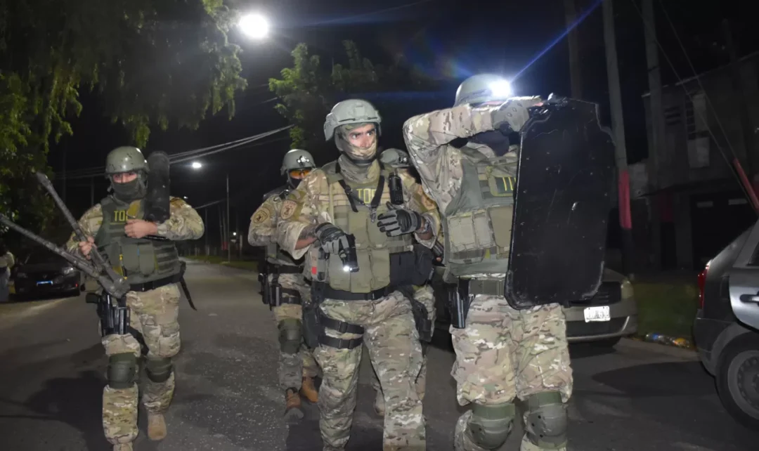 Rosario: Detenidos en 30 allanamientos por las causas de narcoterrorismo Rosario: Detenidos en 30 allanamientos por las causas de narcoterrorismo