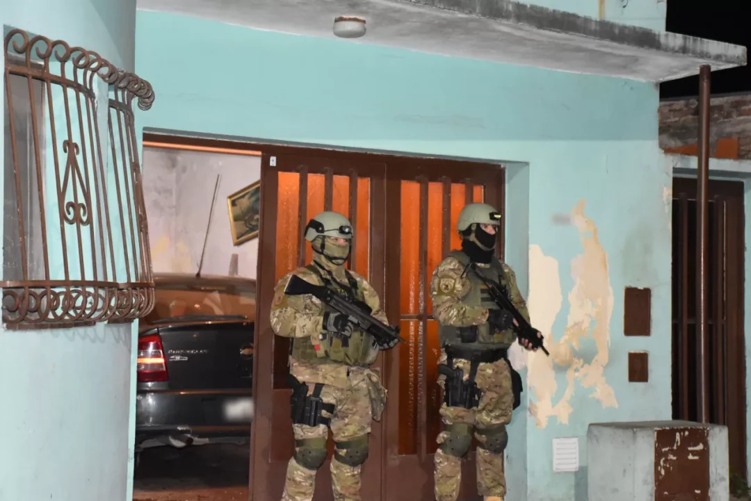 Rosario: Detenidos en 30 allanamientos por las causas de narcoterrorismo Rosario: Detenidos en 30 allanamientos por las causas de narcoterrorismo