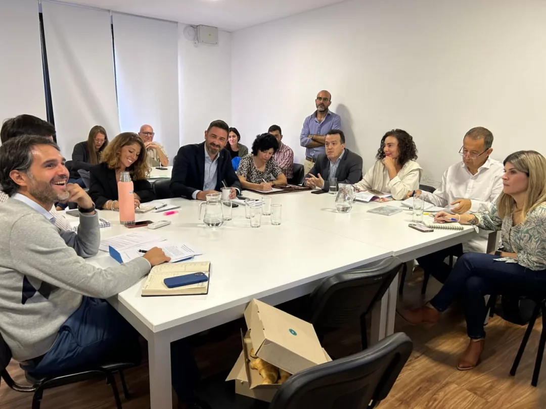 La Comisión de Medio Ambiente de la Cámara de Diputados recibió al ministro Enrique Estévez La Comisión de Medio Ambiente de la Cámara de Diputados recibió al ministro Enrique Estévez