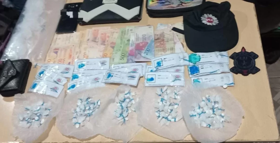Rosario: PDI aprehendió a tres hombres y dos mujeres por narcomenudeo Rosario: PDI aprehendió a tres hombres y dos mujeres por narcomenudeo