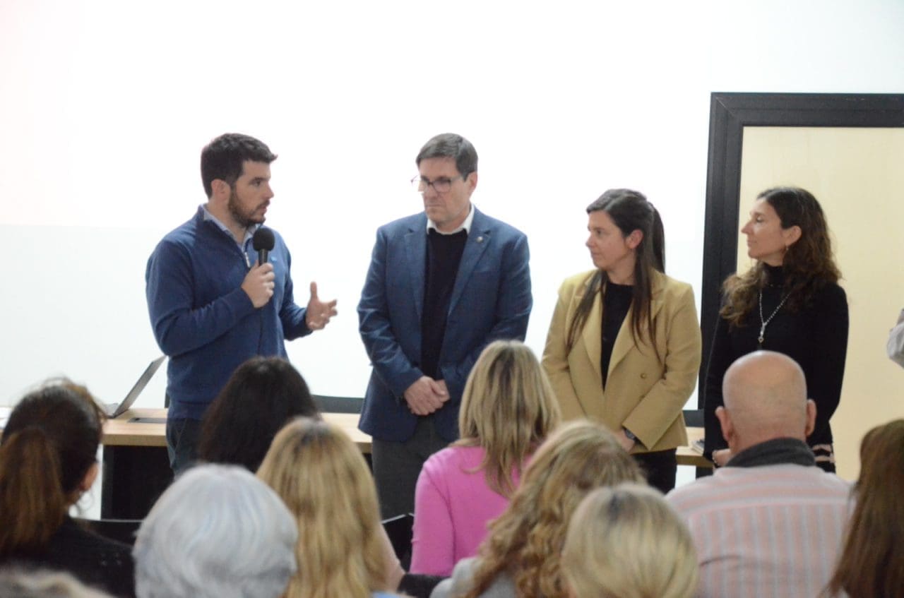 Venado Tuerto: El ministro Goity y el intendente Chiarella anunciaron la construcción de 25 aulas en 15 escuelas Venado Tuerto: El ministro Goity y el intendente Chiarella anunciaron la construcción de 25 aulas en 15 escuelas