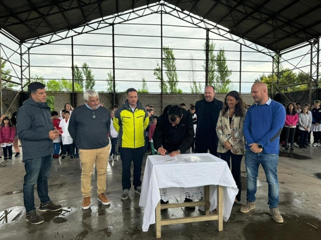 Carreras: Comenzó la obra provincial para terminar el gimnasio de la Escuela Primaria Carreras: Comenzó la obra provincial para terminar el gimnasio de la Escuela Primaria