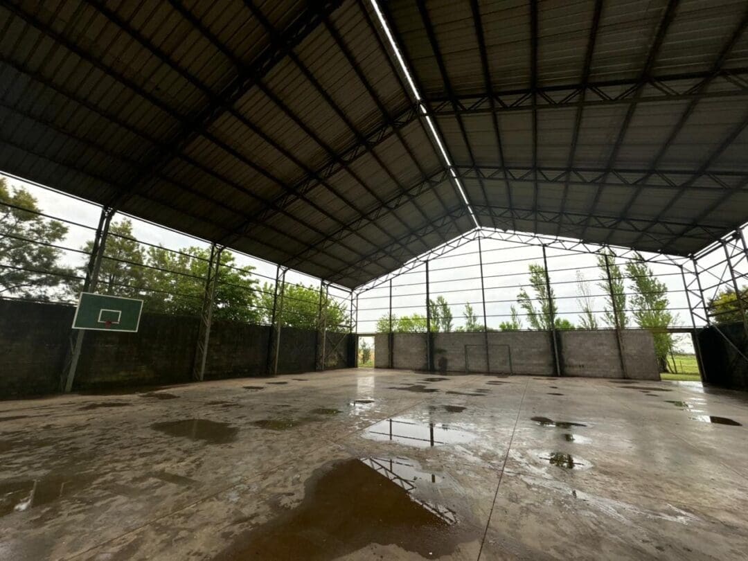Carreras: Comenzó la obra provincial para terminar el gimnasio de la Escuela Primaria Carreras: Comenzó la obra provincial para terminar el gimnasio de la Escuela Primaria