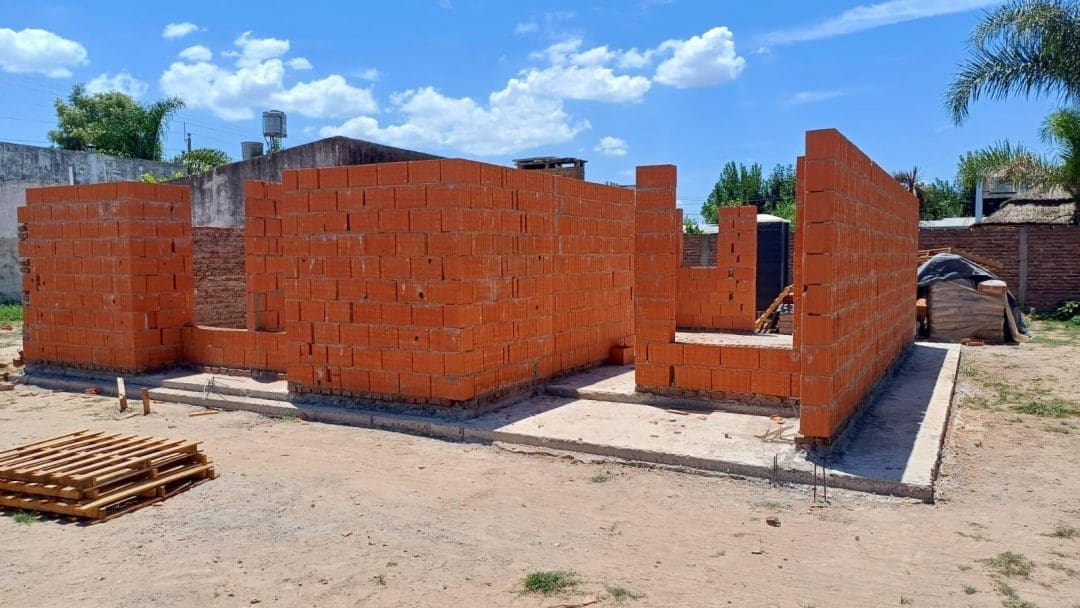 La senadora Di Gregorio celebra el progreso habitacional en Elortondo