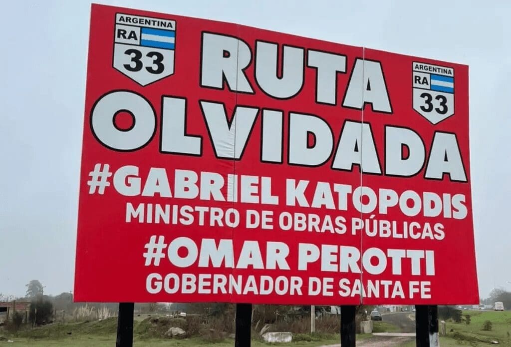 Ruta olvidada: Aparece misterioso cartel a la vera de la Ruta 33 reclamando por la autopista
