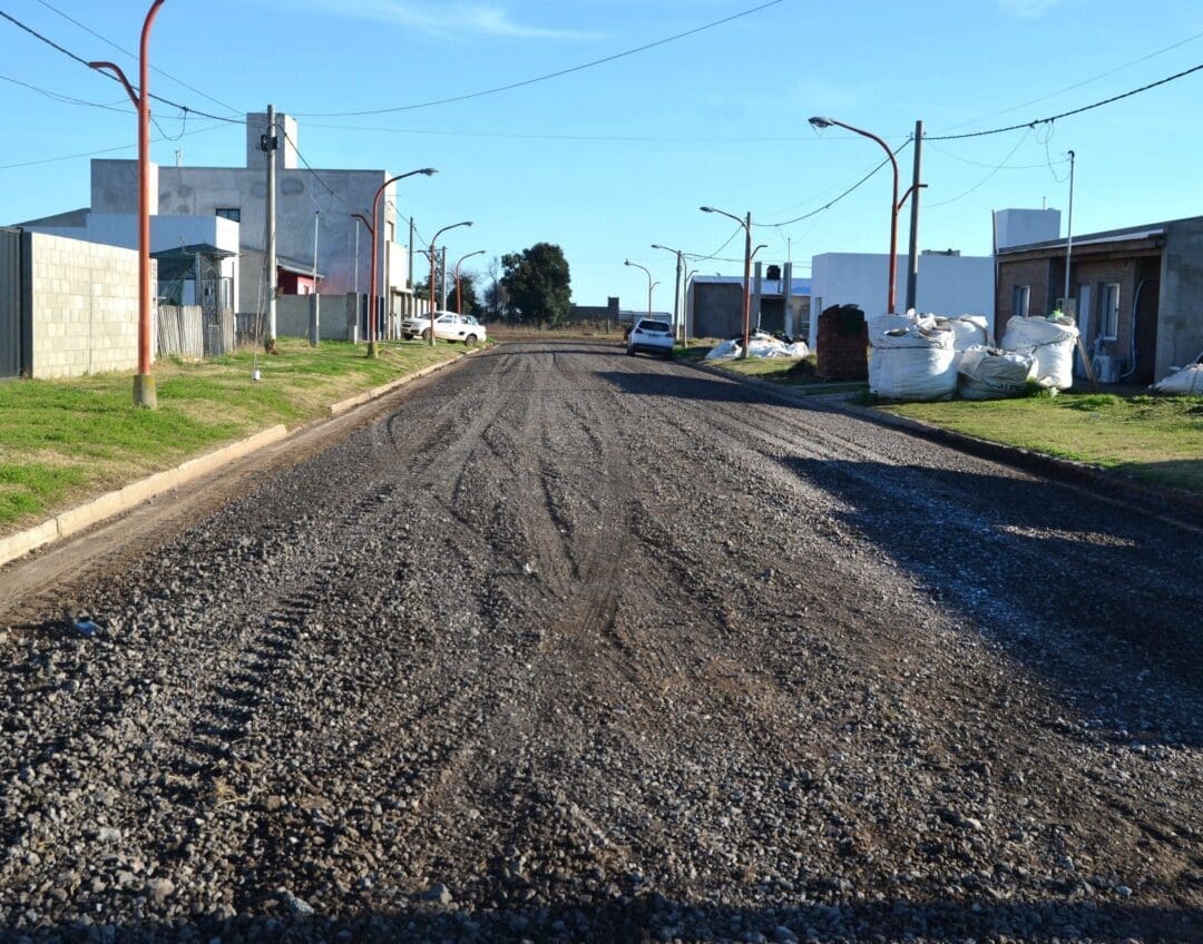 Villa Cañás: Mantenimiento y colocación de piedras en calles de la ciudad Villa Cañás: Mantenimiento y colocación de piedras en calles de la ciudad
