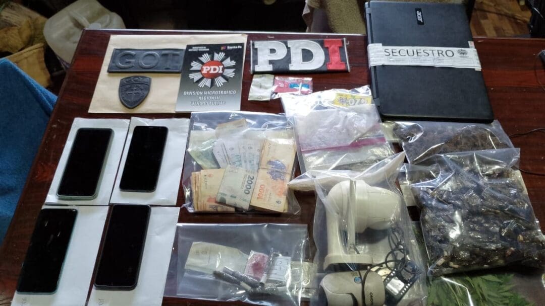 Nueve detenidos en allanamientos por microtráfico en Santa Isabel, Venado Tuerto, San Gregorio y Rosario Nueve detenidos en allanamientos por microtráfico en Santa Isabel, Venado Tuerto, San Gregorio y Rosario