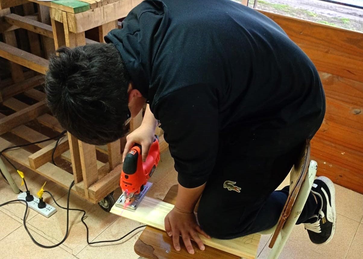 Villa Cañás: Jóvenes participan de un taller de carpintería en el marco del Programa Nueva Oportunidad