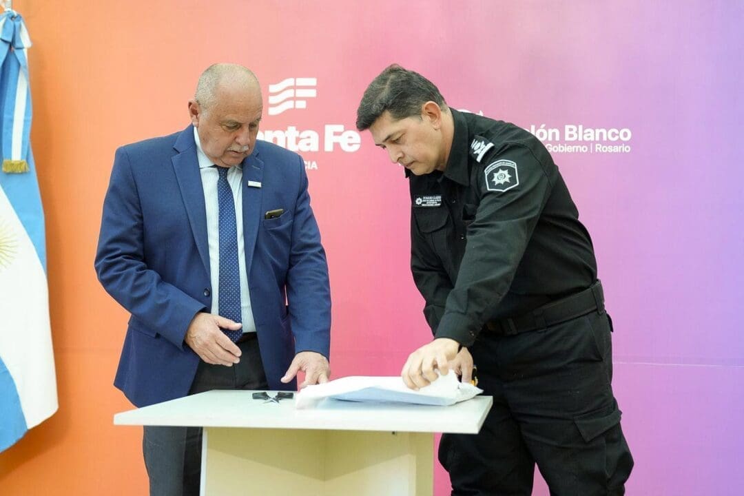 Con una inversión de $17.000 millones, Provincia comprará 3.000 pistolas semiautomáticas y 11.800 chalecos antibalas Con una inversión de $17.000 millones, Provincia comprará 3.000 pistolas semiautomáticas y 11.800 chalecos antibalas