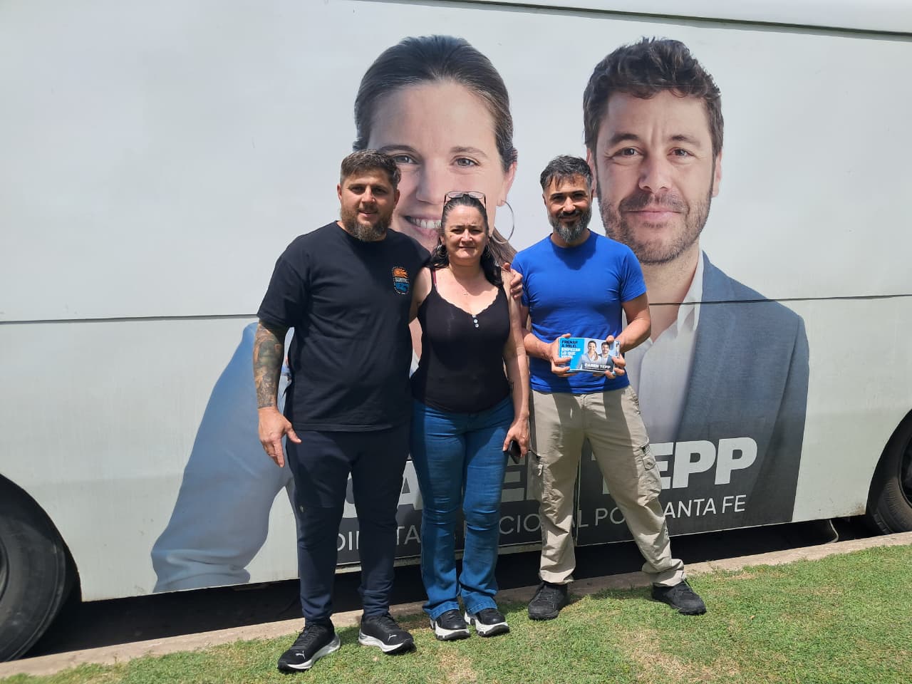 El bondi de la renovación en Villa Cañás: Fuerza Patria recorre la provincia con la candidatura de Caren Tepp El bondi de la renovación en Villa Cañás: Fuerza Patria recorre la provincia con la candidatura de Caren Tepp