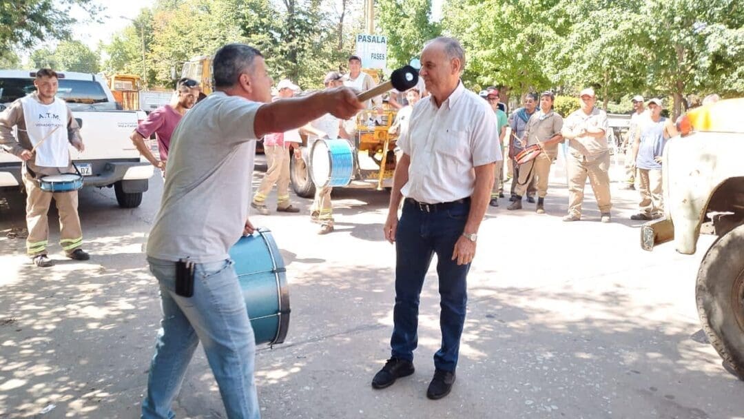 Villa Cañás: Paro por tiempo indeterminado de municipales y reclamo por estabilidad laboral Villa Cañás: Paro por tiempo indeterminado de municipales y reclamo por estabilidad laboral