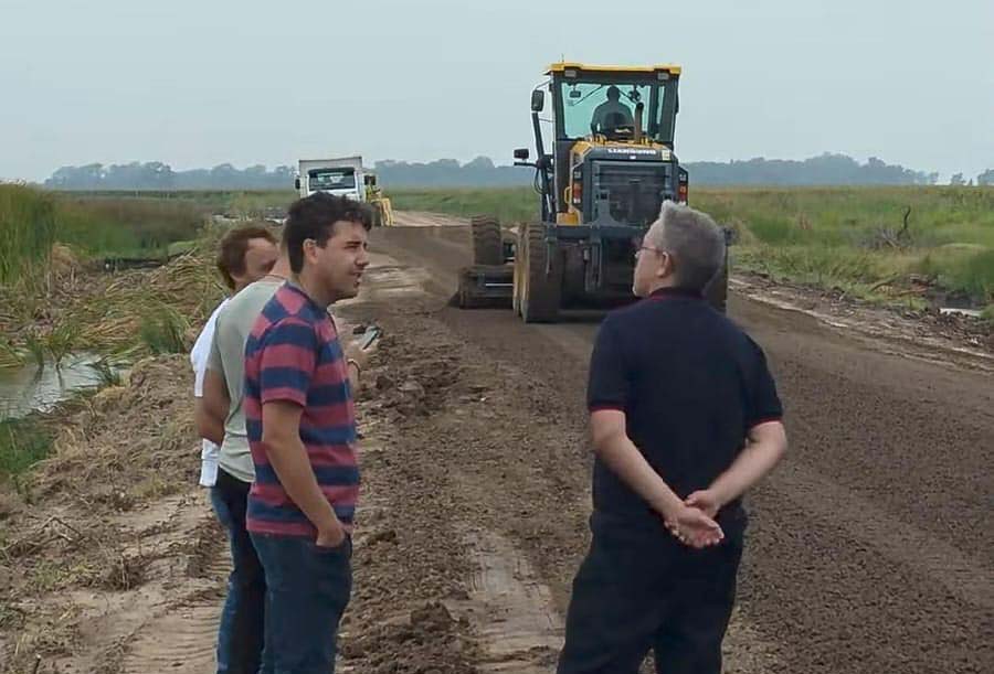 Santa Isabel: Comenzó el empedrado del camino a la laguna, una obra clave para la conectividad
