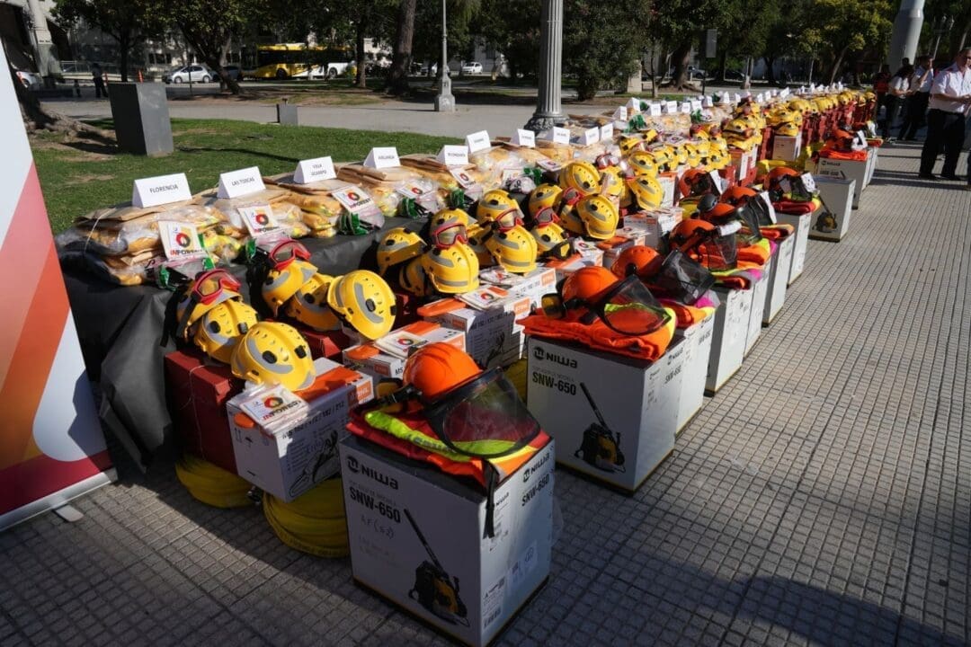 Pullaro entregó nuevo equipamiento a los Bomberos Voluntarios