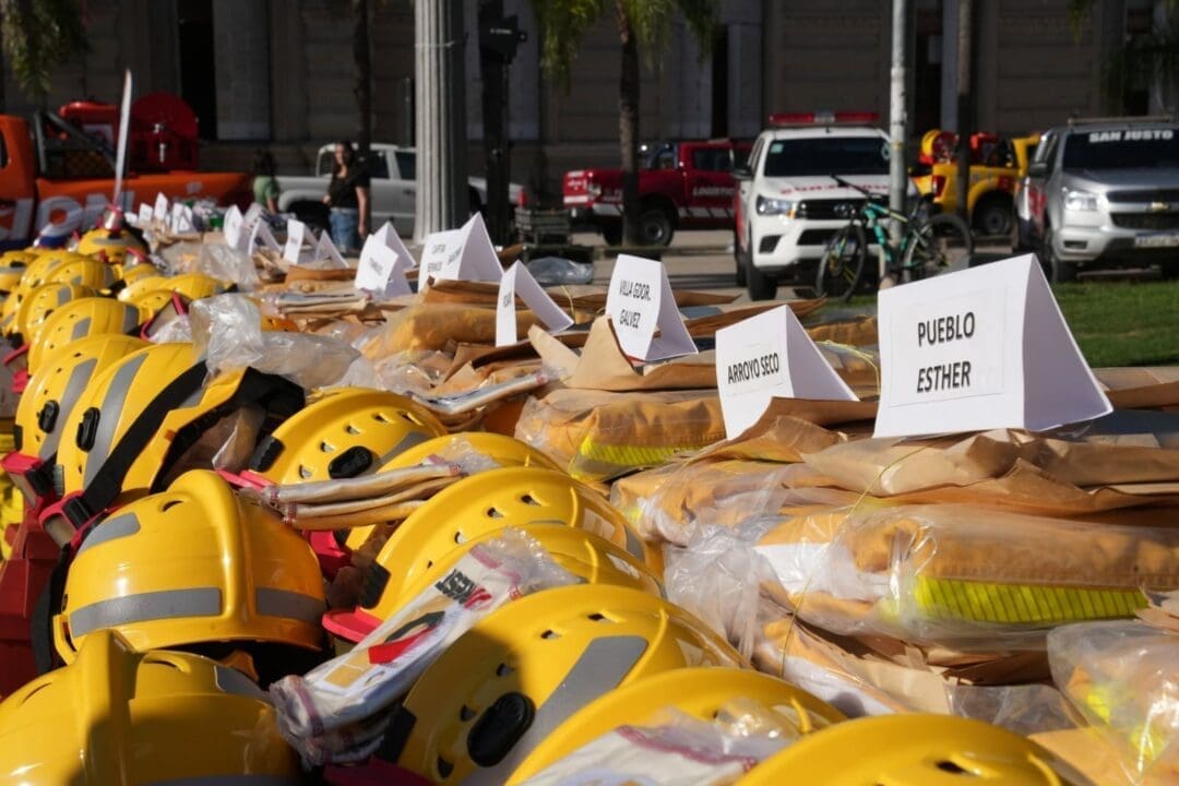 Pullaro entregó nuevo equipamiento a los Bomberos Voluntarios