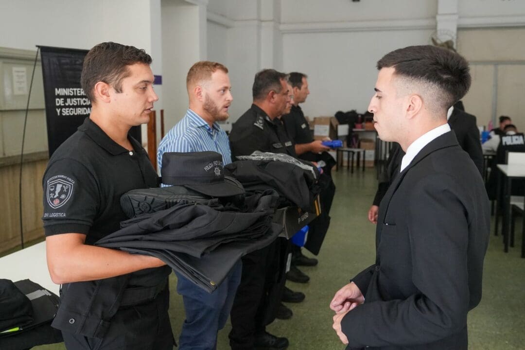 Inversión inédita en seguridad: La Provincia entregó el equipamiento personal a 811 nuevos suboficiales