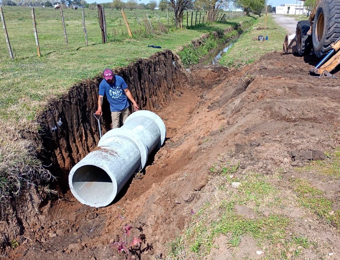 Villa Cañás refuerza la limpieza de canales para reducir riesgos de anegamientos Villa Cañás refuerza la limpieza de canales para reducir riesgos de anegamientos