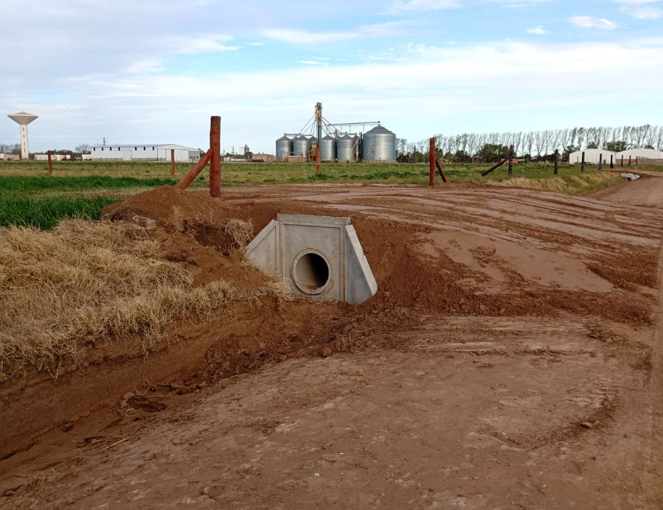 Villa Cañás refuerza la limpieza de canales para reducir riesgos de anegamientos Villa Cañás refuerza la limpieza de canales para reducir riesgos de anegamientos