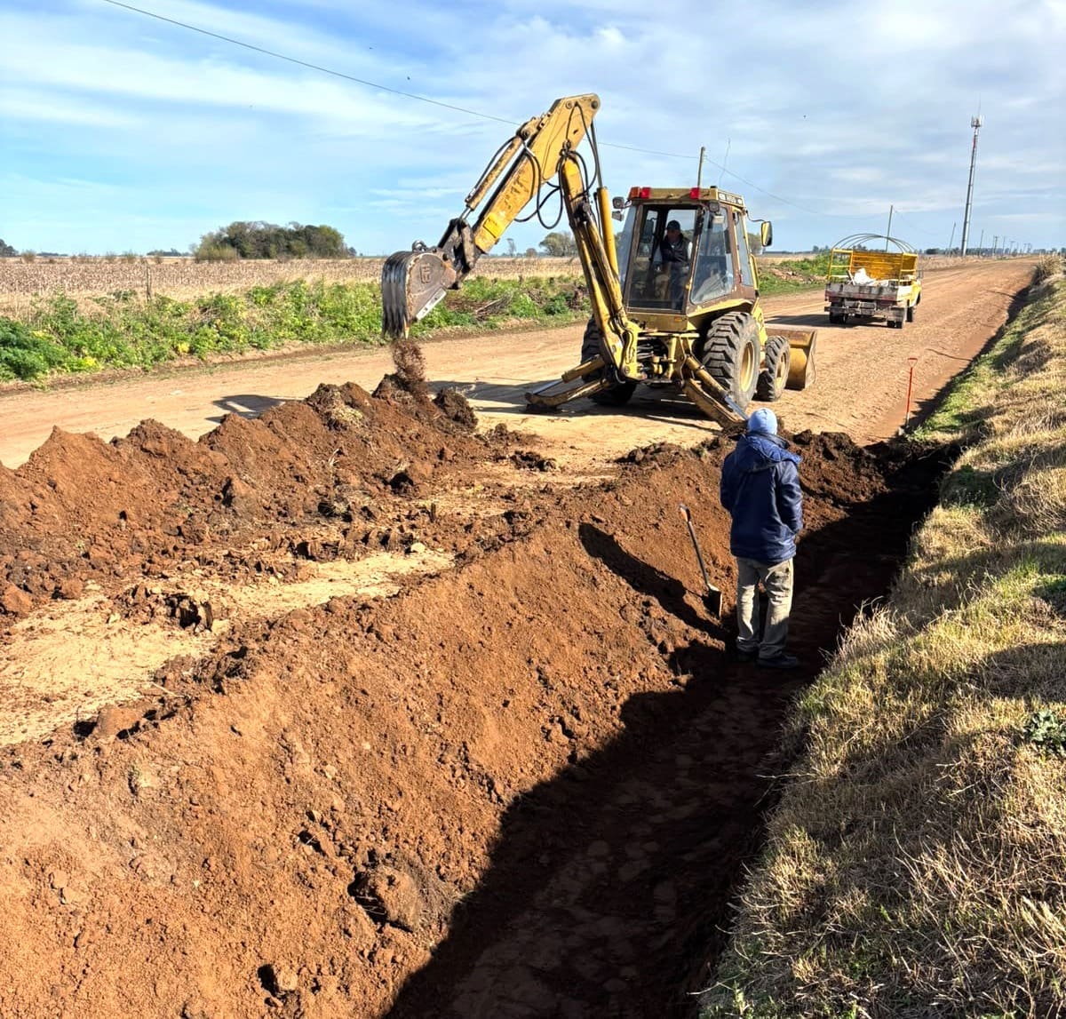 Villa Cañás refuerza la limpieza de canales para reducir riesgos de anegamientos Villa Cañás refuerza la limpieza de canales para reducir riesgos de anegamientos