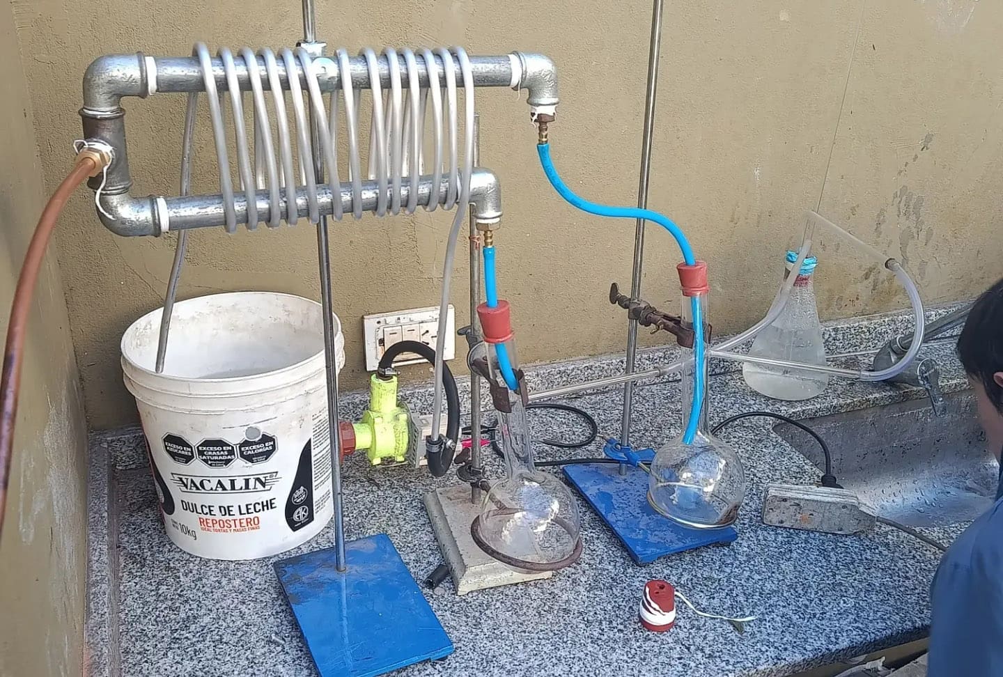 Estudiantes crearon combustible a partir de plástico y lo probaron en una moto Estudiantes crearon combustible a partir de plástico y lo probaron en una moto