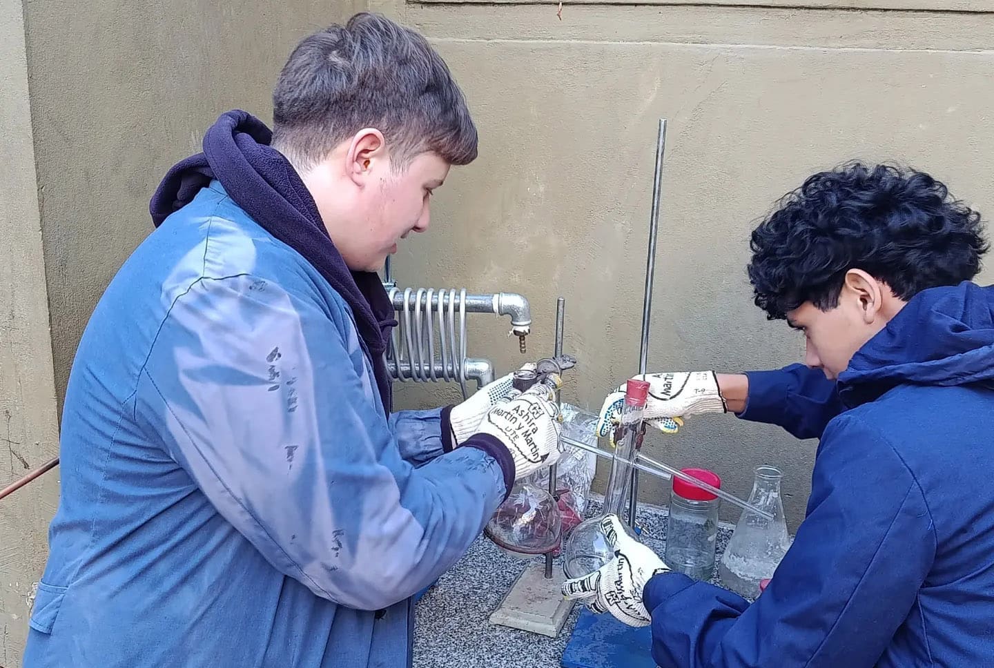 Estudiantes crearon combustible a partir de plástico y lo probaron en una moto Estudiantes crearon combustible a partir de plástico y lo probaron en una moto