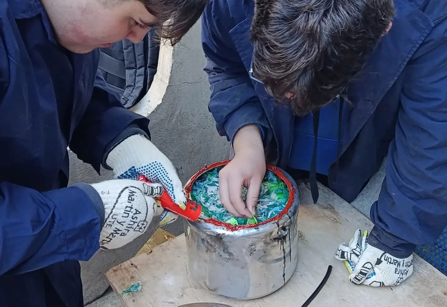 Estudiantes crearon combustible a partir de plástico y lo probaron en una moto Estudiantes crearon combustible a partir de plástico y lo probaron en una moto