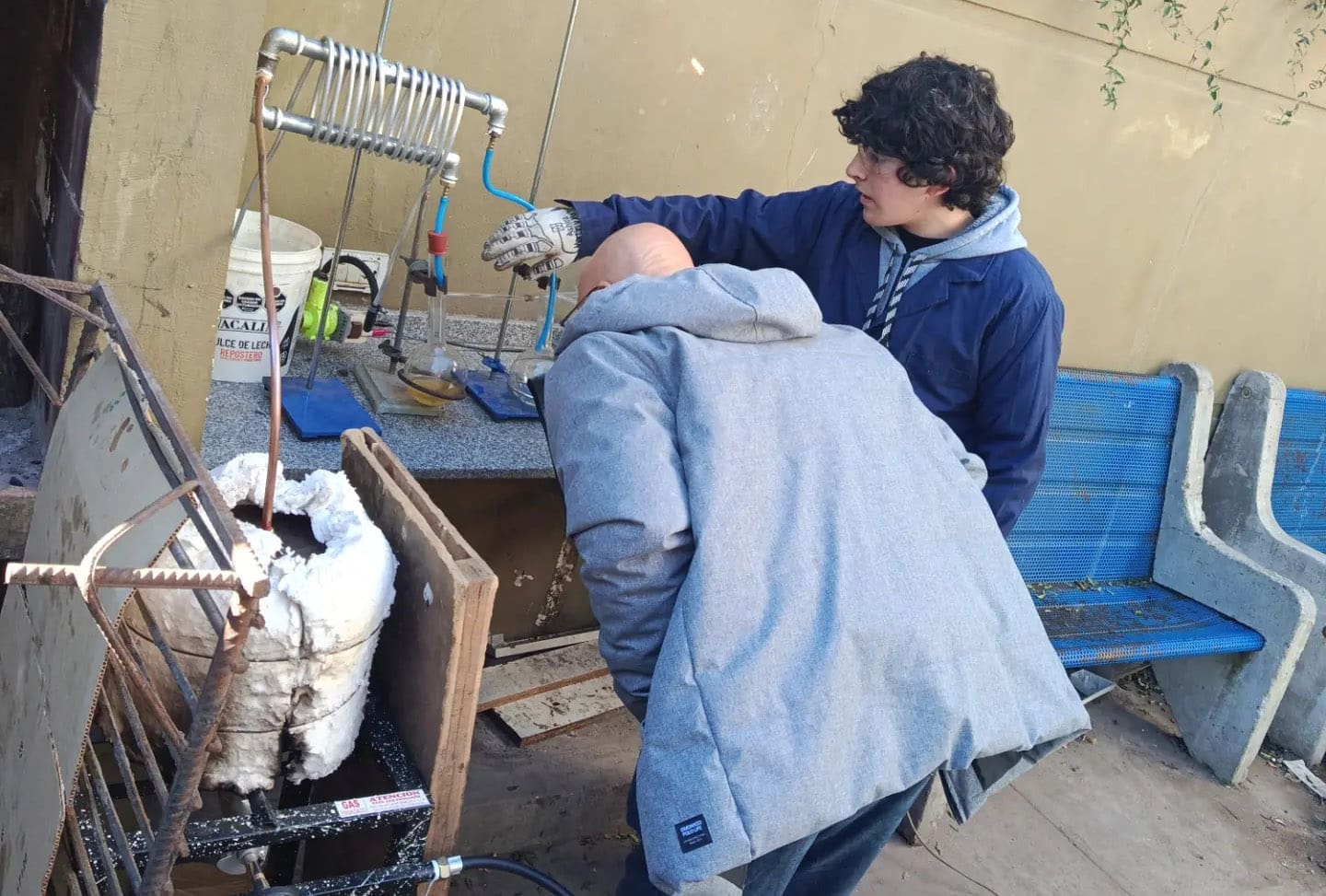 Estudiantes crearon combustible a partir de plástico y lo probaron en una moto Estudiantes crearon combustible a partir de plástico y lo probaron en una moto